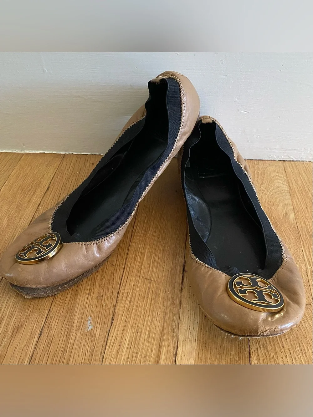 Tory Burch driving shoes Womens 11 tan logo designer *need repair to sole*